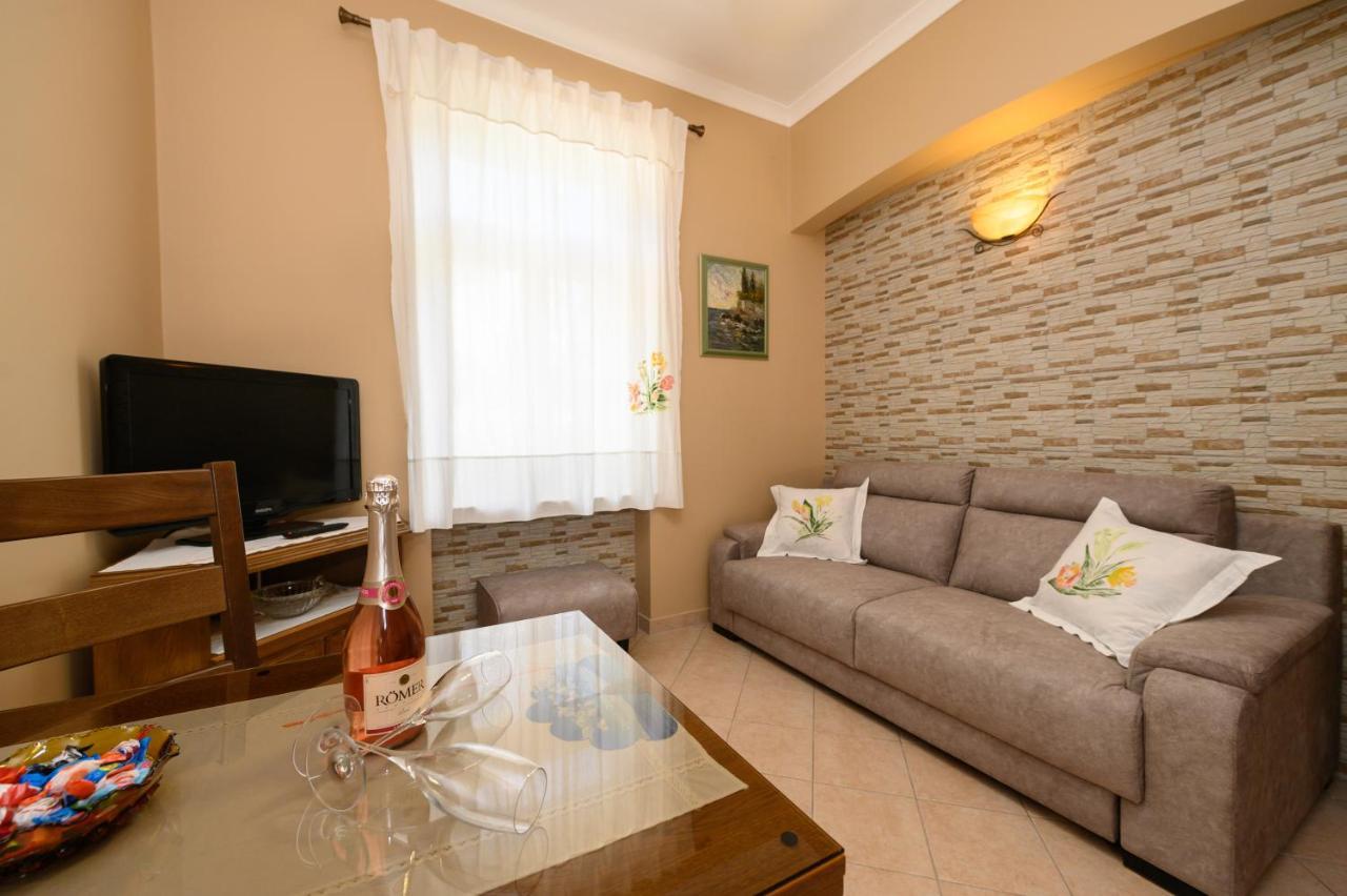Salona Apartment *